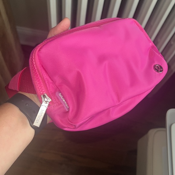 NWOT SONIC PINK LULULEMON BELTBAG - Picture 2 of 5